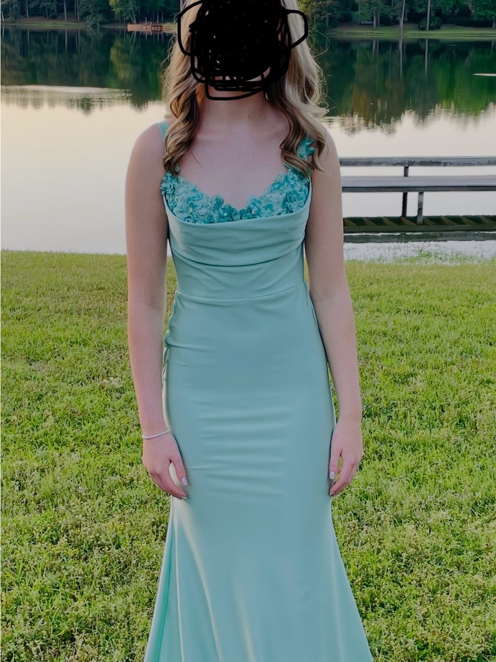 Elegant Mint Green Lace-Trim Evening Dress